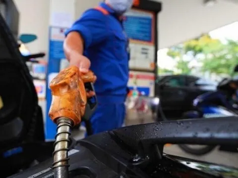 Giá xăng tiến sát mốc 33.000 đồng/lít