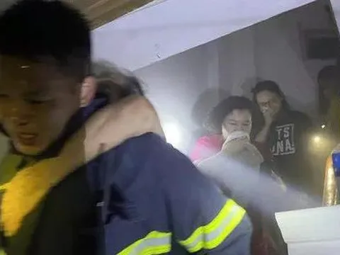 Chập điện gây cháy nhà trên phố cổ, 6 người mắc kẹt