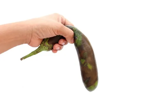 'Cậu nhỏ' tím như quả cà vì thói quen nhiều nam giới hay làm