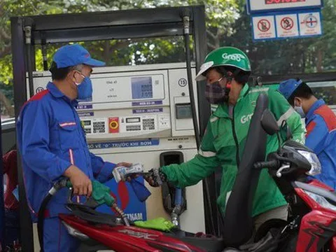 Điêu đứng vì giá xăng tăng
