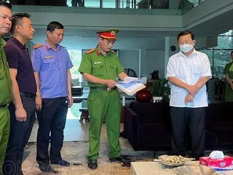 Hình ảnh bắt, khám nhà nguyên Chủ tịch HĐQT Công ty Nhơn Trạch