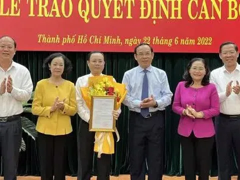 Trưởng Ban Tổ chức Trung ương trao quyết định cho ông Nguyễn Văn Hiếu
