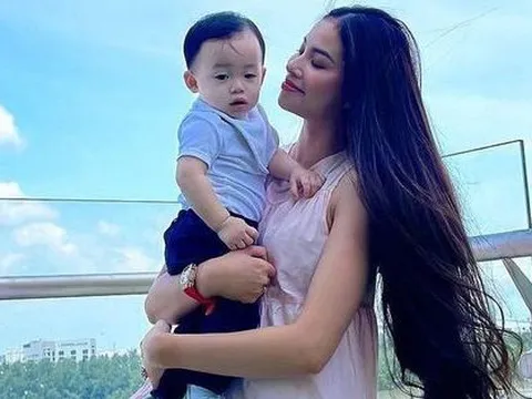 Khoảnh khắc ngọt ngào của Phạm Hương và con trai khi về Việt Nam