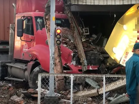 CLIP: Xe đầu kéo lao vào tiệm vàng ở quận Tân Bình