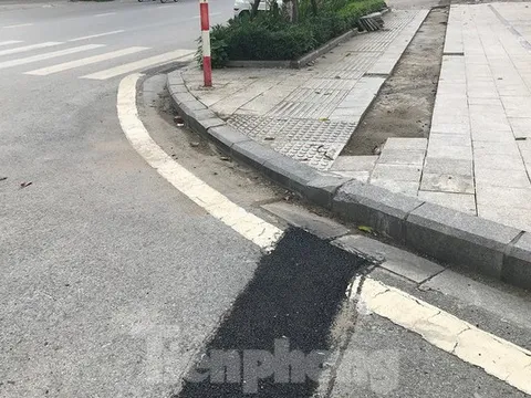 Vỉa hè vừa lát đá lại bị đào xới tại tuyến phố kiểu mẫu Hà Nội