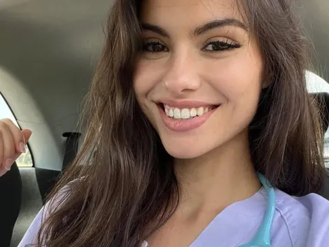 Vẻ đẹp của nữ bác sĩ đăng quang Hoa hậu Thế giới Tây Ban Nha 2022