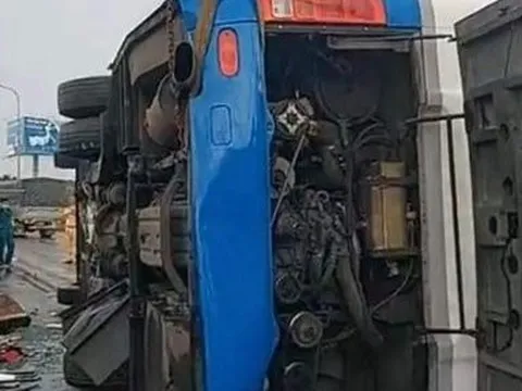 Đồng Nai: Lật xe khách khiến một người tử vong, nhiều người bị thương