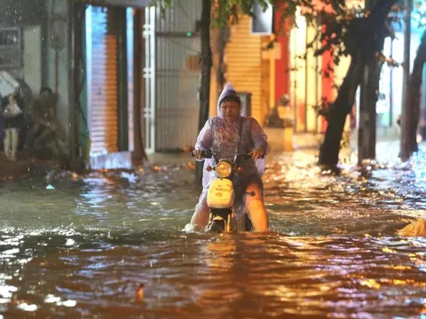Nhiều tuyến phố tại Hà Nội ‘thành sông’ sau hơn 20 phút mưa trắng trời