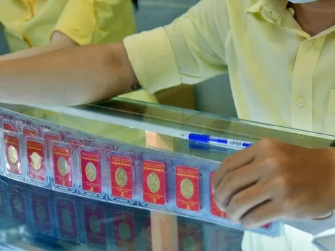 Giá vàng hôm nay 23-6: Lao xuống rồi vọt lên