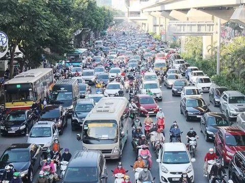 Hà Nội đề xuất tách riêng làn ô tô, xe máy trên trục đường Nguyễn Trãi