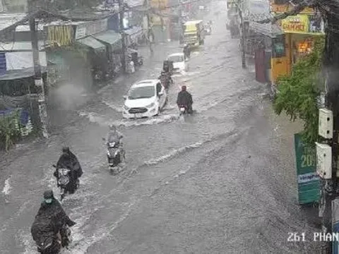 Nhiều nơi ở TP HCM đang mưa lớn, cảnh báo ngập, người dân cần lưu ý