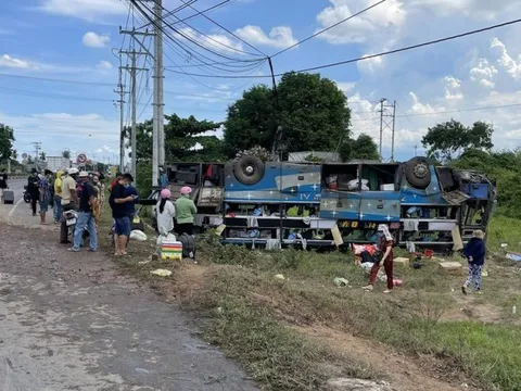 Bình Thuận: Xe khách 40 chỗ lật ngửa, nhiều người kêu cứu, đập cửa thoát thân