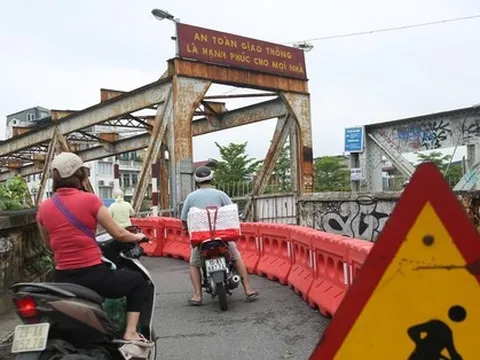 Hà Nội: Cầu Long Biên được lắp "mắt thần", dựng rào chắn lối lên khiến xe ba gác chịu thua