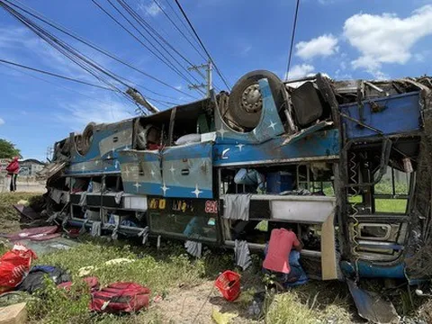 Xe giường năm lao xuống ruộng lật ngửa, 40 khách đập cửa thoát thân