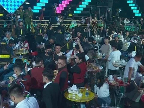 Phát hiện một đối tượng đi quán bar mang theo súng và 25 viên đạn