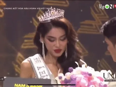 Á hậu 1 Thảo Nhi bị rơi vương miện ngay khi nhận giải