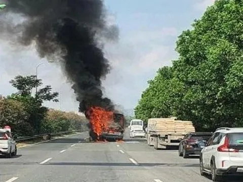 Ô tô khách bất ngờ bốc cháy ngùn ngụt trên đại lộ Thăng Long