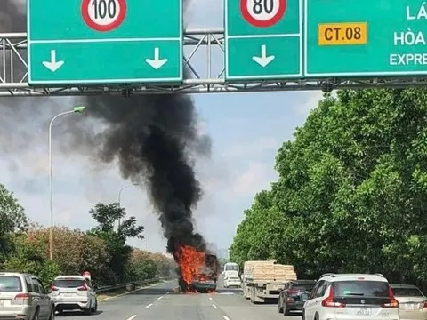 Xe khách bốc cháy ngùn ngụt trên đại lộ Thăng Long