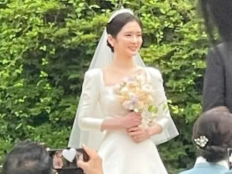 "Cô dâu tháng 6" Jang Nara xinh đẹp rạng rỡ trong hôn lễ với chồng trẻ kém 6 tuổi