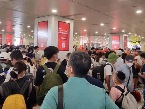 Cao điểm du lịch hè: Tắc từ sân bay đến các điểm du lịch nổi tiếng