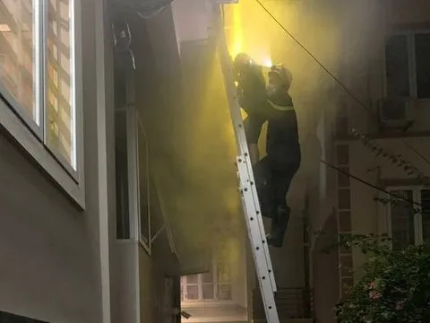 Hà Nội: Giải cứu gia đình 4 người bị mắc kẹt khỏi đám cháy lúc rạng sáng