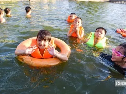 Trẻ nhỏ thích thú bơi lội tại ao làng ngoại thành Hà Nội