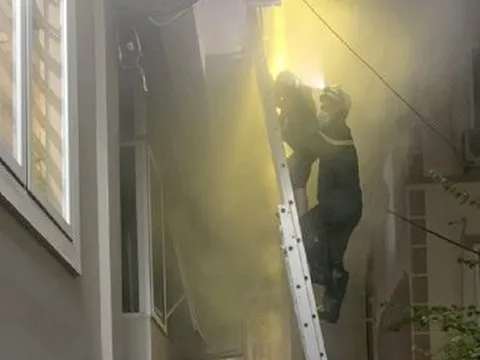 Giải cứu 4 người bị mắc trong đám cháy lúc rạng sáng ở Hà Nội
