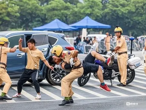 Mãn nhãn màn trình diễn lái xe, võ thuật của CSGT