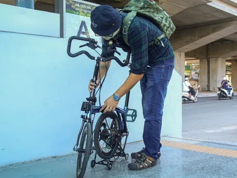 Dân văn phòng bỏ xe máy, mang xe đạp gấp lên tàu điện Cát Linh - Hà Đông