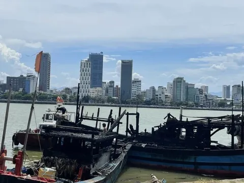 Chùm ảnh: 5 đội cảnh sát cứu 2 tàu đánh cá cháy ngay trung tâm Đà Nẵng