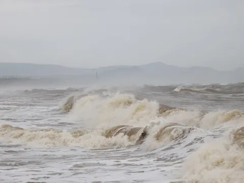 Áp thấp nhiệt đới mạnh dần lên trên Biển Đông