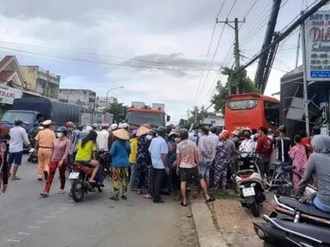 Cà Mau: Xe khách lao vào quán cà phê, 1 người tử vong, 4 người bị thương