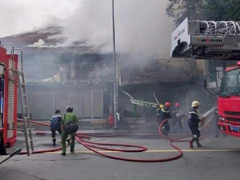 Cháy lớn tại cửa hàng bán tranh ở Tp.HCM