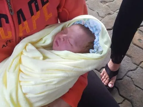 Bé sơ sinh bị bỏ rơi bên tường rào công ty