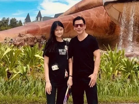 Bảo Tiên nhà Trương Ngọc Ánh khoe chân dài miên man cùng vóc dáng chuẩn siêu mẫu bên bố