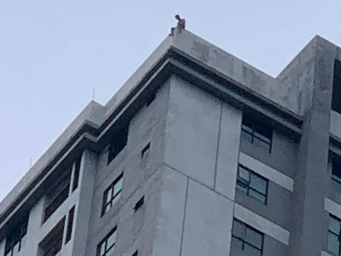 Cứu người đàn ông ngồi vắt vẻo trên nóc chung cư 40 tầng