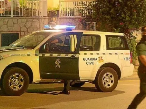 Hai nghệ sĩ nổi tiếng người Việt bị cáo buộc cưỡng hiếp cô gái Anh 17 tuổi