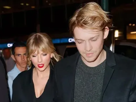 Taylor Swift đã đính hôn!