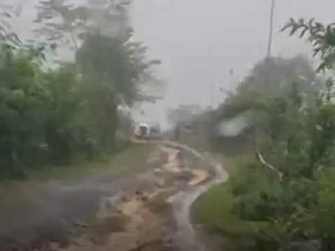 'Suối chảy' giữa lòng đường, bà con trồng được cây lúa, củ khoai cũng không biết bán cho ai