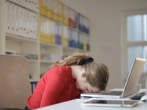 Cứ tưởng ngủ gật khi xem TV không sao nhưng nó lại gây hại thế này