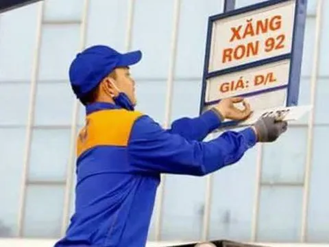 Giá xăng lần đầu giảm sau gần 3 tháng
