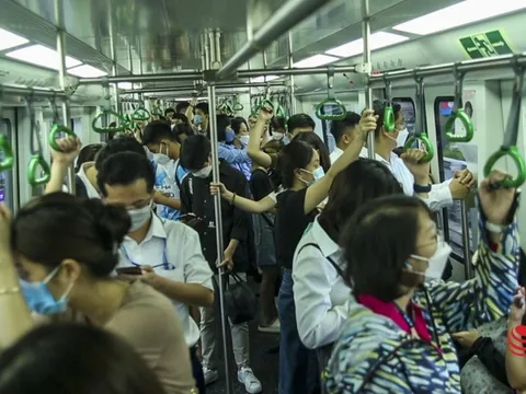 Người Hà Nội cất ô tô, xe máy để đi làm bằng tàu điện, xe đạp