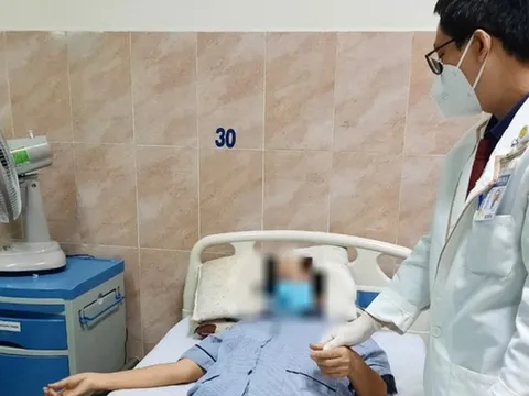 Chủ quan tự điều trị sau khi ngã, bệnh nhân bị tụ dịch, áp xe đùi