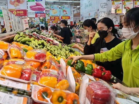 Rau, thịt tăng giá chóng mặt, chị em rủ nhau gom thực phẩm từ quê lên phố