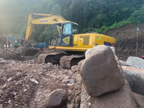 Hình ảnh hiện trường vụ công nhân mắc kẹt trong đường hầm dài 200m ngập nước ở Điện Biên