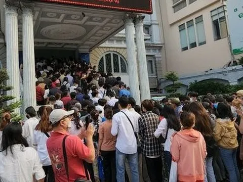 Tp.HCM: Sau 3 ngày, người dân vẫn xếp hàng dài để làm hộ chiếu