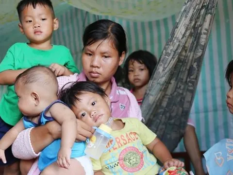 Cha gặp tai nạn qua đời, mẹ bất lực nhìn 5 đứa con nheo nhóc, giành nhau bình sữa loãng