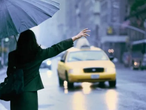 Grab cước phí đắt đỏ, hành khách "quay xe" gọi taxi truyền thống và loạt app đặt xe khác