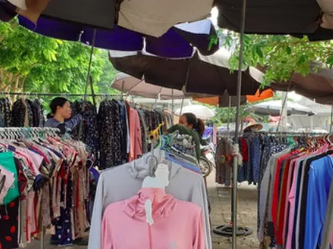 Nắng nóng đỉnh điểm, tiểu thương Hà Nội bán đồ chống nắng hốt bạc triệu mỗi ngày