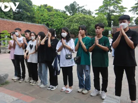 Trước ngày thi, sĩ tử đổ về nơi thờ tự để lễ cầu may